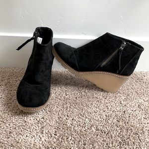 Toms black booties